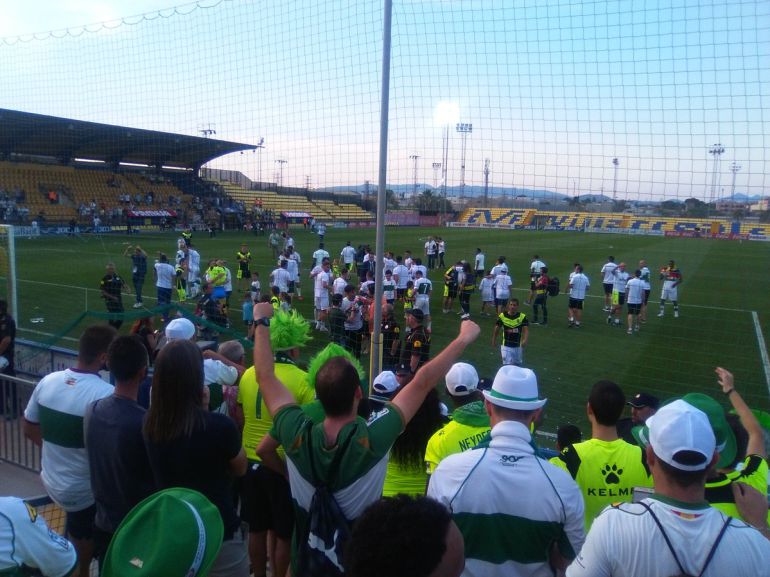 La afición del Elche celebra el ascenso con sus jugadores en Villarreal B La afición del Elche celebra el ascenso con sus jugadores en Villarreal B