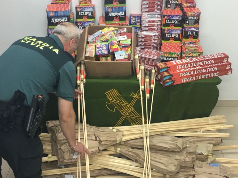 Material incautado por la Guardia Civil a un vecino de Cangas Material incautado por la Guardia Civil a un vecino de Cangas