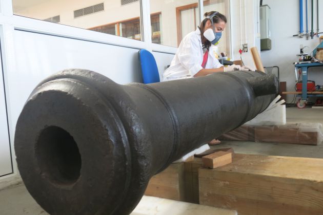 Labores de restauración de uno de los cañones del pecio hallado en el puerto de Cádiz Labores de restauración de uno de los cañones del pecio hallado en el puerto de Cádiz