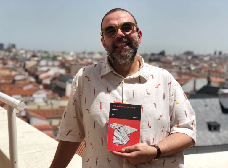 El escritor Bob Pop, con su nuevo libro, después de la entrevista El escritor Bob Pop, con su nuevo libro, después de la entrevista