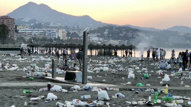 Así han amanecido las playas de Málaga tras la noche de San Juan