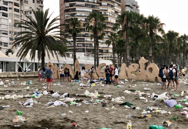 Aspecto que presentaba la playa de La Malagueta a las 7 de la mañana de este domingo Aspecto que presentaba la playa de La Malagueta a las 7 de la mañana de este domingo