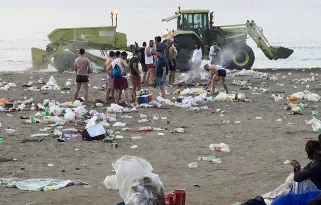 Los operarios de Limasa retirando basura en La Malagueta este domingo Los operarios de Limasa retirando basura en La Malagueta este domingo