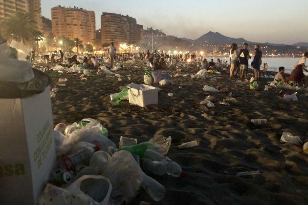 Basura acumulado a las seis de la mañna en las playas de la capital malagueña Basura acumulado a las seis de la mañna en las playas de la capital malagueña