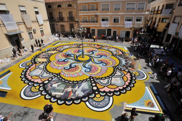 La localidad de Elche de la Sierra (Albacete) recibe a miles de personas que quieren conocer las 26 alfombras que han realizado los representantes de nueve países, que participan en el VII Congreso Internacional de Arte Efímero que se celebra en este municipio. La localidad de Elche de la Sierra (Albacete) recibe a miles de personas que quieren conocer las 26 alfombras que han realizado los representantes de nueve países, que participan en el VII Congreso Internacional de Arte Efímero que se celebra en este municipio.