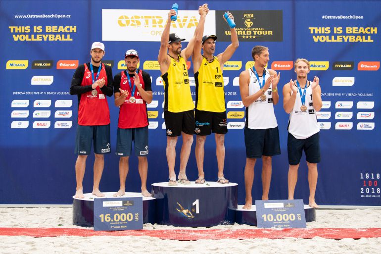 Adrián Gavira y Pablo Herra en el podium del abierto de Ostrava de Voley Playa. Adrián Gavira y Pablo Herra en el podium del abierto de Ostrava de Voley Playa.