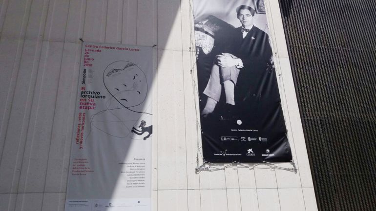 Sendos carteles anuncian en el Centro Lorca de Granada un simposio internacional para dar la bienvenida al legado del poeta a su ciudad Sendos carteles anuncian en el Centro Lorca de Granada un simposio internacional para dar la bienvenida al legado del poeta a su ciudad
