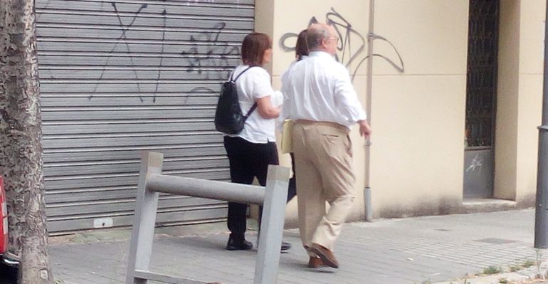 José Merino abandonando los Juzgados con su hija, Alicia Merino. José Merino abandonando los Juzgados con su hija, Alicia Merino.