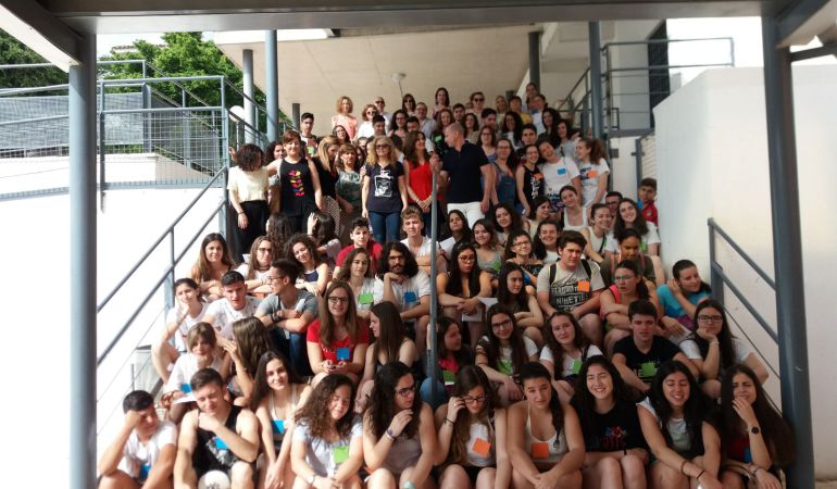 Foto de familia con todos los participantes Foto de familia con todos los participantes