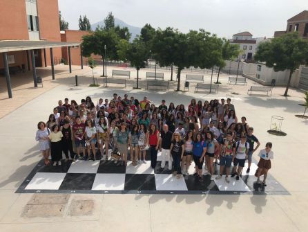 Otro momento del encuentro en el tablero de ajedrez gigante, en uno de los patios del IES 'Juan López MOrillas' Otro momento del encuentro en el tablero de ajedrez gigante, en uno de los patios del IES 'Juan López MOrillas'