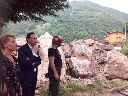 El consejero de Presidencia, Guillermo Martínez, junto a la alcaldesa de Lena, Gema Álvarez, en la zona del desprendimiento de tierra y piedras de grandes dimensiones, en La Cortina (Lena). El consejero de Presidencia, Guillermo Martínez, junto a la alcaldesa de Lena, Gema Álvarez, en la zona del desprendimiento de tierra y piedras de grandes dimensiones, en La Cortina (Lena).