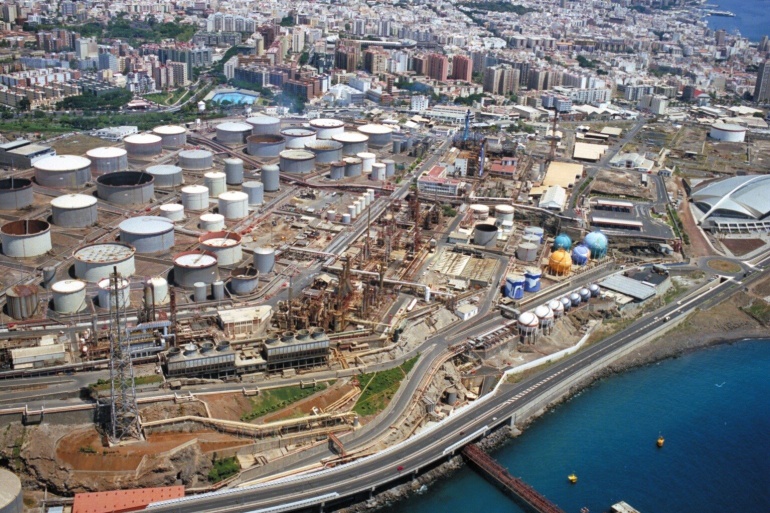 Panorámica de la refinería de Santa Cruz de Tenerife que ocupa gran parte del suelo del centro de la capital Panorámica de la refinería de Santa Cruz de Tenerife que ocupa gran parte del suelo del centro de la capital