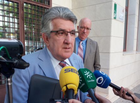 Pablo Luna, abogado de José Enrique Fernández de Moya, a la entrada del Juzgado de Instrucción Número 2 de Jaén. Pablo Luna, abogado de José Enrique Fernández de Moya, a la entrada del Juzgado de Instrucción Número 2 de Jaén.