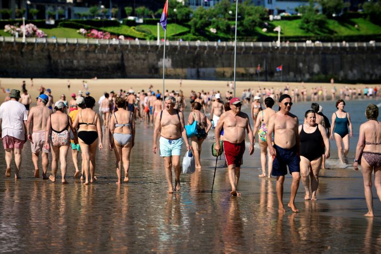 Donostiarras y turistas pasean por la playa de La Concha. Donostiarras y turistas pasean por la playa de La Concha.