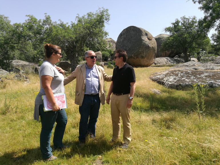 Clara Martín junto al delegado territorial Javier López-Escobar y el alcalde de Ortigosa Juan Carlos Caberjas durante la visita a las canteras motivo de estudio Clara Martín junto al delegado territorial Javier López-Escobar y el alcalde de Ortigosa Juan Carlos Caberjas durante la visita a las canteras motivo de estudio