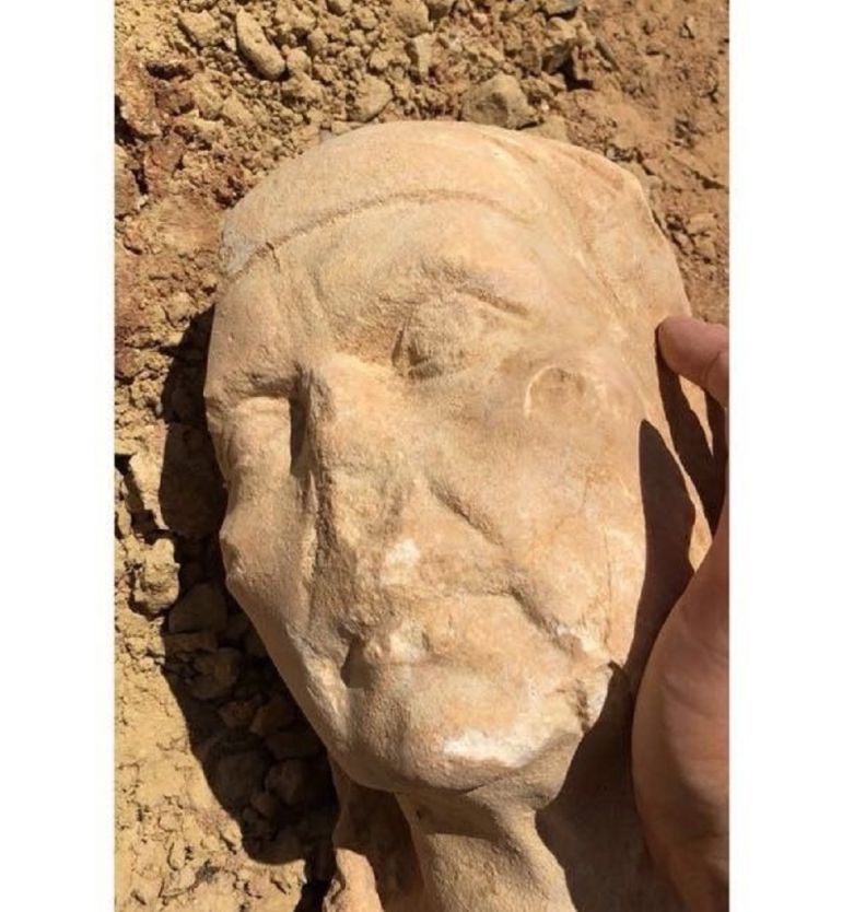 La cantante India Martínez se encuentra un busto del siglo II mientras corría La cantante India Martínez se encuentra un busto del siglo II mientras corría