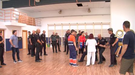 El polcia José López muestra algunas de las técnicas para actuar en la reducción de una persona con el sindrome de delírium agitado El polcia José López muestra algunas de las técnicas para actuar en la reducción de una persona con el sindrome de delírium agitado