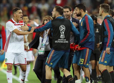 Faycal Fajr se enfrentó al banquillo de España en una tangana casi al final del partido. Faycal Fajr se enfrentó al banquillo de España en una tangana casi al final del partido.