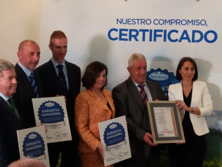 Entrega del 'Sello de Garantía Ganadera', que recoge el presidente de CLAS y CAPSA, Bertino Velasco, en presencia de la consejera de Desarrollo Rural, María Jesús Álvarez, y José Armando Tellado, director general de CAPSA FOOD. Entrega del 'Sello de Garantía Ganadera', que recoge el presidente de CLAS y CAPSA, Bertino Velasco, en presencia de la consejera de Desarrollo Rural, María Jesús Álvarez, y José Armando Tellado, director general de CAPSA FOOD.