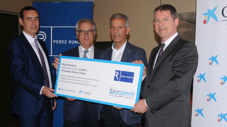 Pérez Rumbao y CaixaBank donan veinte mil euros