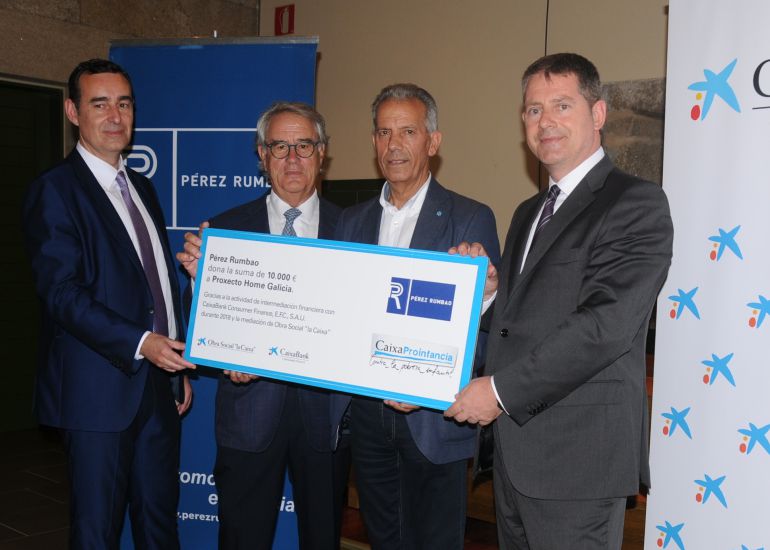 El presidente de Pérez Rumbao, José Ramón Pérez Nieto, el director territorial en Galicia de CaixaBank, Emilio Barreiro, el director comercial de CaixaBank Consumer, Manuel Ble, entregando los donativos, al presidente de Proxecto Home Galicia, Ramón Crespo, y a Virgilio Montes, presidente de Autismo Ourense. El presidente de Pérez Rumbao, José Ramón Pérez Nieto, el director territorial en Galicia de CaixaBank, Emilio Barreiro, el director comercial de CaixaBank Consumer, Manuel Ble, entregando los donativos, al presidente de Proxecto Home Galicia, Ramón Crespo, y a Virgilio Montes, presidente de Autismo Ourense.