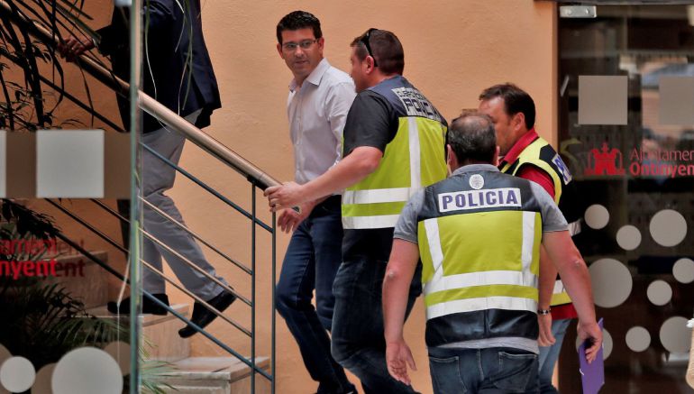 El alcalde de Ontinyent y presidente de la diputación de Valencia, Jorge Rodríguez, llega al ayuntamiento custodiado por agentes de la UDEF El alcalde de Ontinyent y presidente de la diputación de Valencia, Jorge Rodríguez, llega al ayuntamiento custodiado por agentes de la UDEF