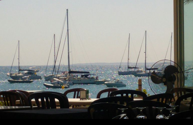 Imagen de la Reserva Marina de Tabarca desde el Restaurante Mar Azul Imagen de la Reserva Marina de Tabarca desde el Restaurante Mar Azul