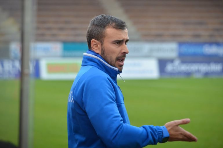 Yago Iglesias continúa como entrenador del S.D. Compostela Yago Iglesias continúa como entrenador del S.D. Compostela