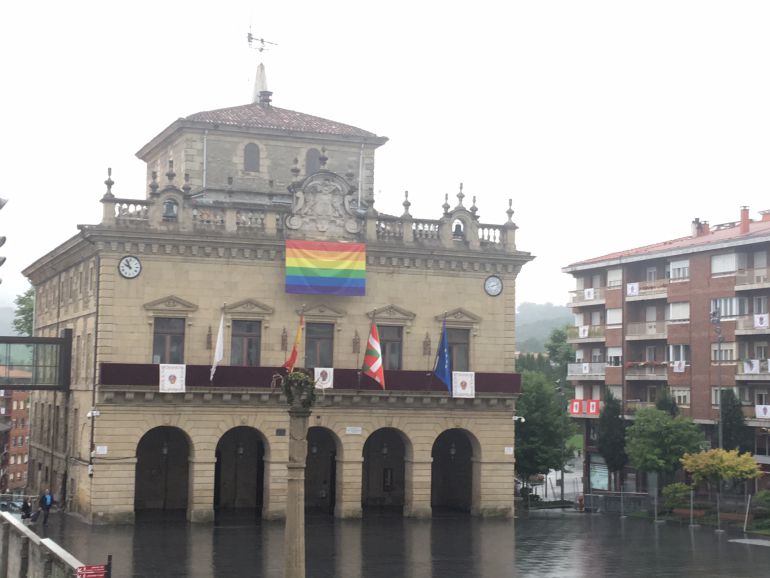 La bandera multicolor ya ondea en el Ayuntamiento