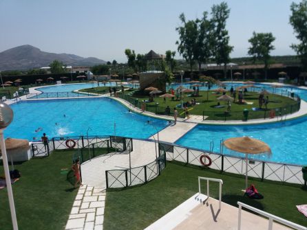 Los primero bañistas, en la jornada de Puertas Abiertas, disfrutan de las instalaciones Los primero bañistas, en la jornada de Puertas Abiertas, disfrutan de las instalaciones