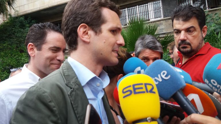 Pablo Casado, candidato a la presidencia del PP, a su llegada al museo de Las claras, para mantener un encuentro con militantes Pablo Casado, candidato a la presidencia del PP, a su llegada al museo de Las claras, para mantener un encuentro con militantes