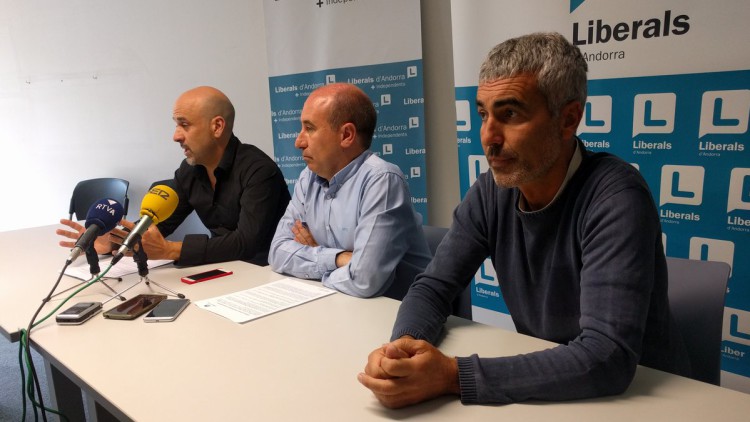 Pleguen de cop tres membres del comitè local d'Escaldes de L'A