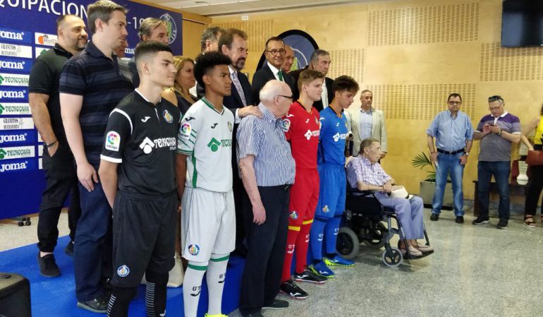 Ángel Torres, presidente azulón, posó con las nuevas equipaciones, concejales del ayuntamiento de Getafe y socios del club del Coliseum. Ángel Torres, presidente azulón, posó con las nuevas equipaciones, concejales del ayuntamiento de Getafe y socios del club del Coliseum.