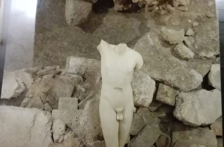 Restos de las termas y el torso romano de márnol (sólo existe otro sátiro danzante en el mundo, está en Grecia) Restos de las termas y el torso romano de márnol (sólo existe otro sátiro danzante en el mundo, está en Grecia)