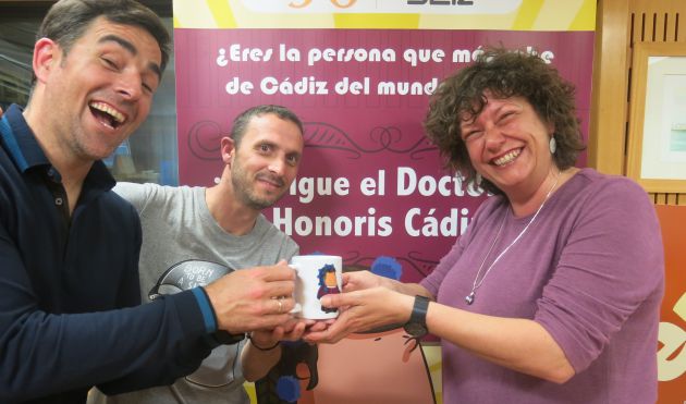 Mariló Maye recoge entre risas la taza de consolación del concurso de la mano de Dani Obregón y Pablo Gallardo Mariló Maye recoge entre risas la taza de consolación del concurso de la mano de Dani Obregón y Pablo Gallardo