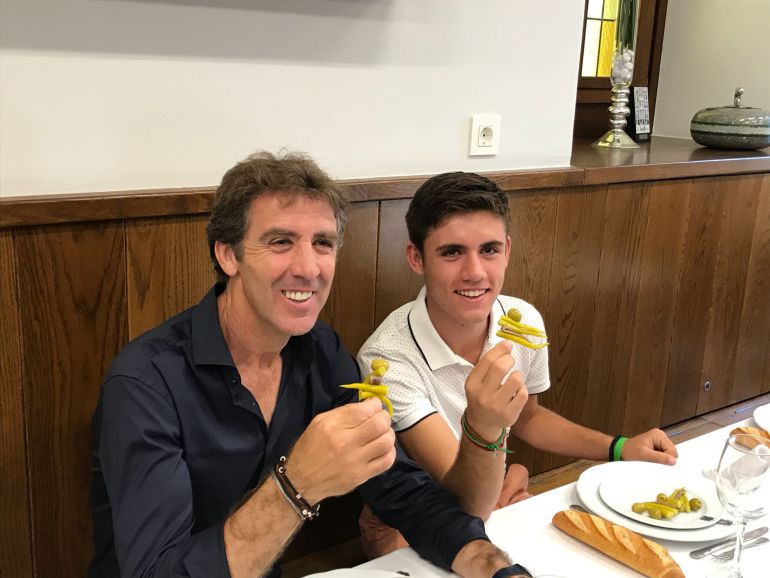 Pablo Hermoso de Menzoza y su hijo Guillermo, este viernes en San Sebastián. Pablo Hermoso de Menzoza y su hijo Guillermo, este viernes en San Sebastián.