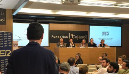 Manuel Cornax, presidente de la Asociación de Hoteleros de Sevilla; Antonio Jiménez, Gerente del Consorcio de Turismo de Sevilla;Sonsoles Ferrín de la Cadena Ser Andalucía, Carlos Pérez-Lanzac, presidente de la asociación de viviendas turistas de Andalucía y Amalia Vahí, de la Asociacion de Vecinos Triana Norte Manuel Cornax, presidente de la Asociación de Hoteleros de Sevilla; Antonio Jiménez, Gerente del Consorcio de Turismo de Sevilla;Sonsoles Ferrín de la Cadena Ser Andalucía, Carlos Pérez-Lanzac, presidente de la asociación de viviendas turistas de Andalucía y Amalia Vahí, de la Asociacion de Vecinos Triana Norte