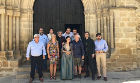 El director y los actores de la cinta posan con las autoridades El director y los actores de la cinta posan con las autoridades