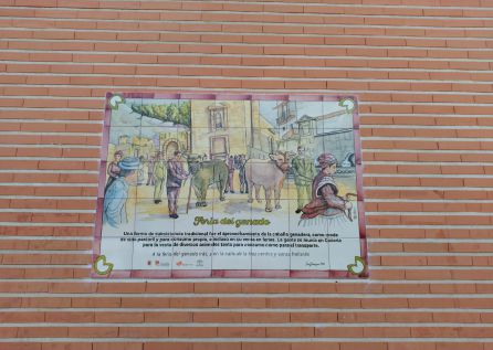 Mosaico instalado en la fachada del Mercado de Abastos en la Plaza de Andalucía, que representa la feria del ganado Mosaico instalado en la fachada del Mercado de Abastos en la Plaza de Andalucía, que representa la feria del ganado