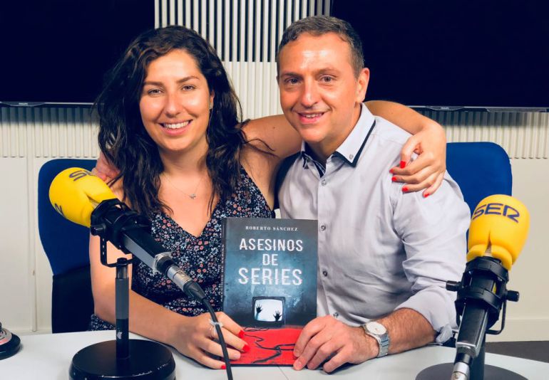 El periodista Roberto Sánchez (derecha) junto a la directora de A Vivir Madrid, Puri Beltrán, después de la entrevista El periodista Roberto Sánchez (derecha) junto a la directora de A Vivir Madrid, Puri Beltrán, después de la entrevista