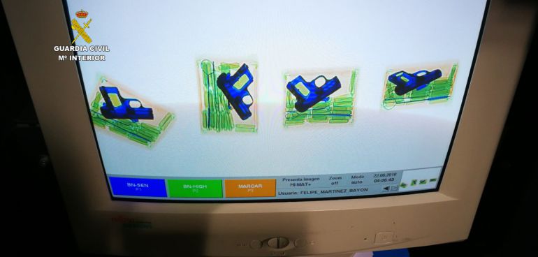 La Guardia Civil escaneó el paquete sospechoso y descubrió que había una pistola en su interior La Guardia Civil escaneó el paquete sospechoso y descubrió que había una pistola en su interior