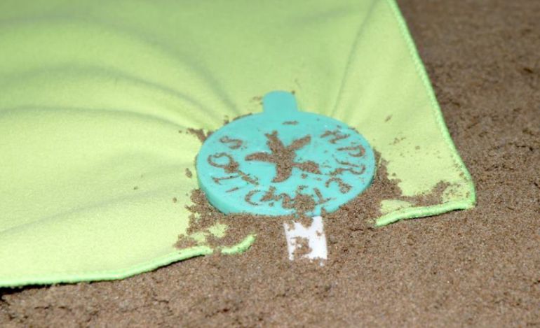 El invento permite sujetar la toalla a la arena de la playa. El invento permite sujetar la toalla a la arena de la playa.
