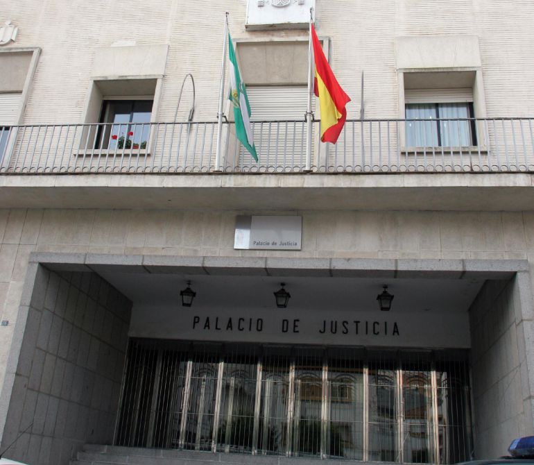Condenada a año y medio de cárcel por encerrar a su hijo de siete años con cadenas en Almonte. Condenada a año y medio de cárcel por encerrar a su hijo de siete años con cadenas en Almonte.