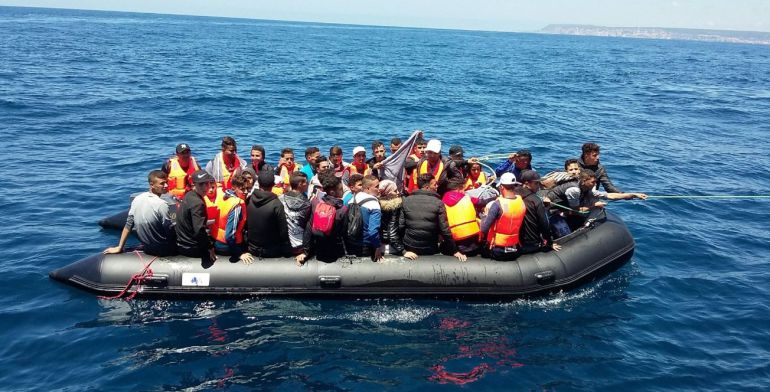 Patera con 47 migrantes magrebíes en el Estrecho Patera con 47 migrantes magrebíes en el Estrecho