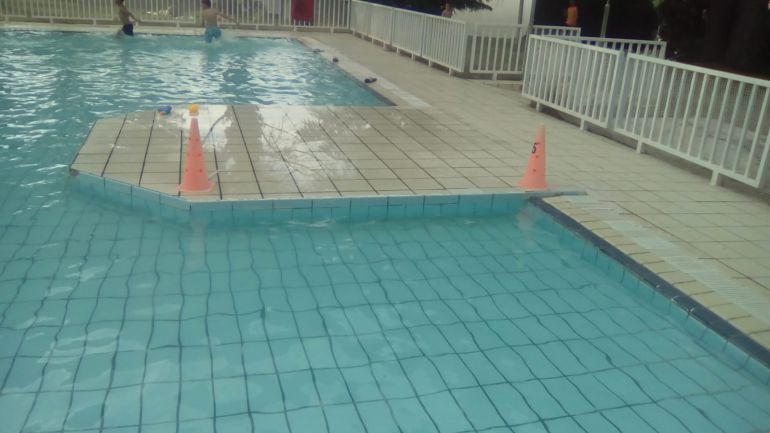 Unos conos señalan la zona donde se ha actuado en la piscina infantil de Cuéllar Unos conos señalan la zona donde se ha actuado en la piscina infantil de Cuéllar