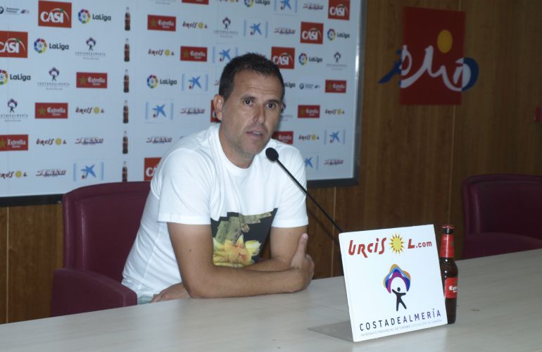 Esteban Navarro continuará en el Almería B. Esteban Navarro continuará en el Almería B.