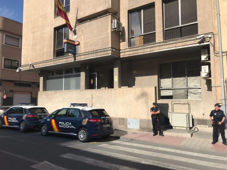 La Policía Nacional ha detenido en Elda a un hombre de 50 años que asaltó a dos ancianas en la vía pública La Policía Nacional ha detenido en Elda a un hombre de 50 años que asaltó a dos ancianas en la vía pública