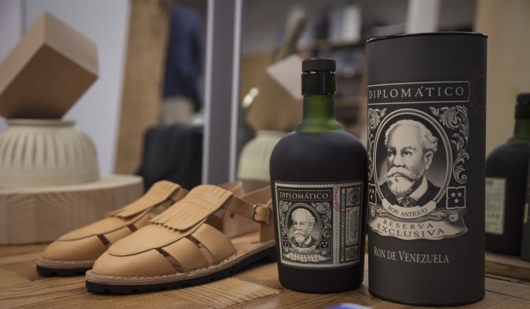 Marroquinería clásica con detalles de vanguardia y Ron Diplomático, una colaboración con clase. Marroquinería clásica con detalles de vanguardia y Ron Diplomático, una colaboración con clase.