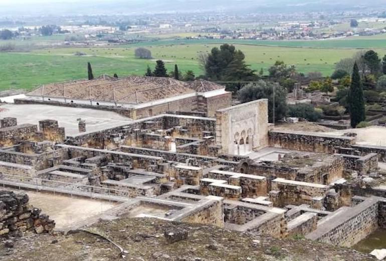 Imagen de Medina Azahara con las parcelaciones al fondo Imagen de Medina Azahara con las parcelaciones al fondo