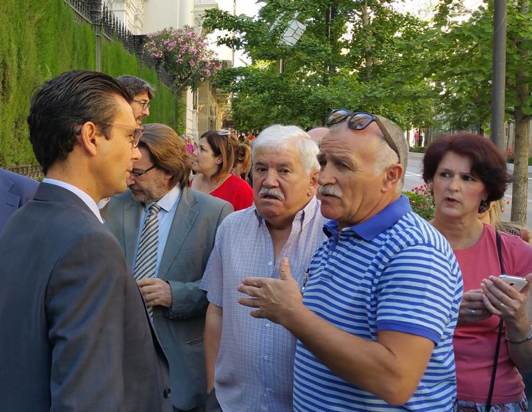 Rufo, a la derecha, conversa con el alcalde Paco Cuenca, en una cita anterior Rufo, a la derecha, conversa con el alcalde Paco Cuenca, en una cita anterior